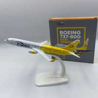 Сувенірна модель літака Boeing 737 Bees Airlines (1:250) 16см метал