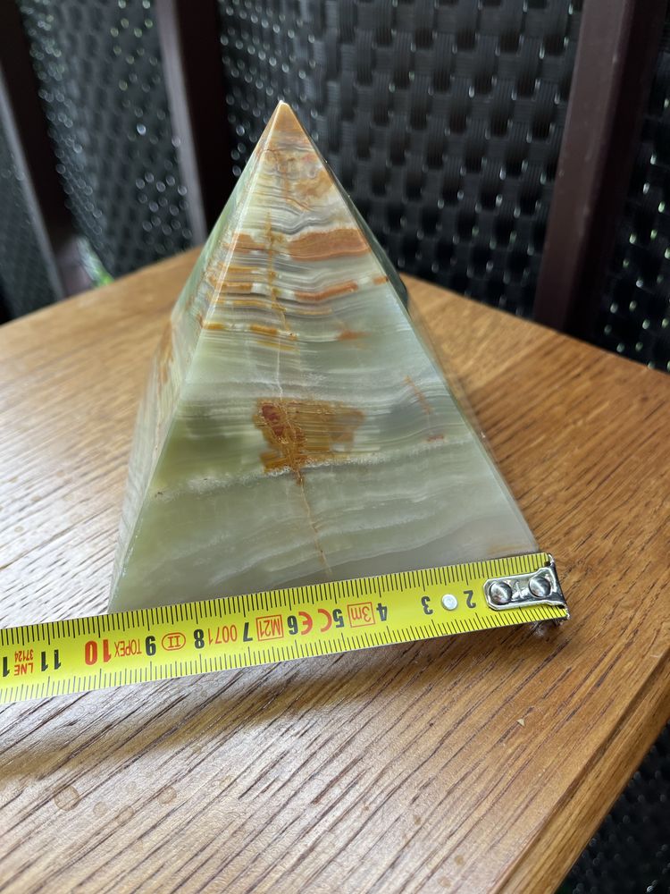 Dekoracyjna piramida z onyksu – 10 cm, ręcznie szlifowana
