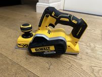 Рубанок Dewalt DCP580