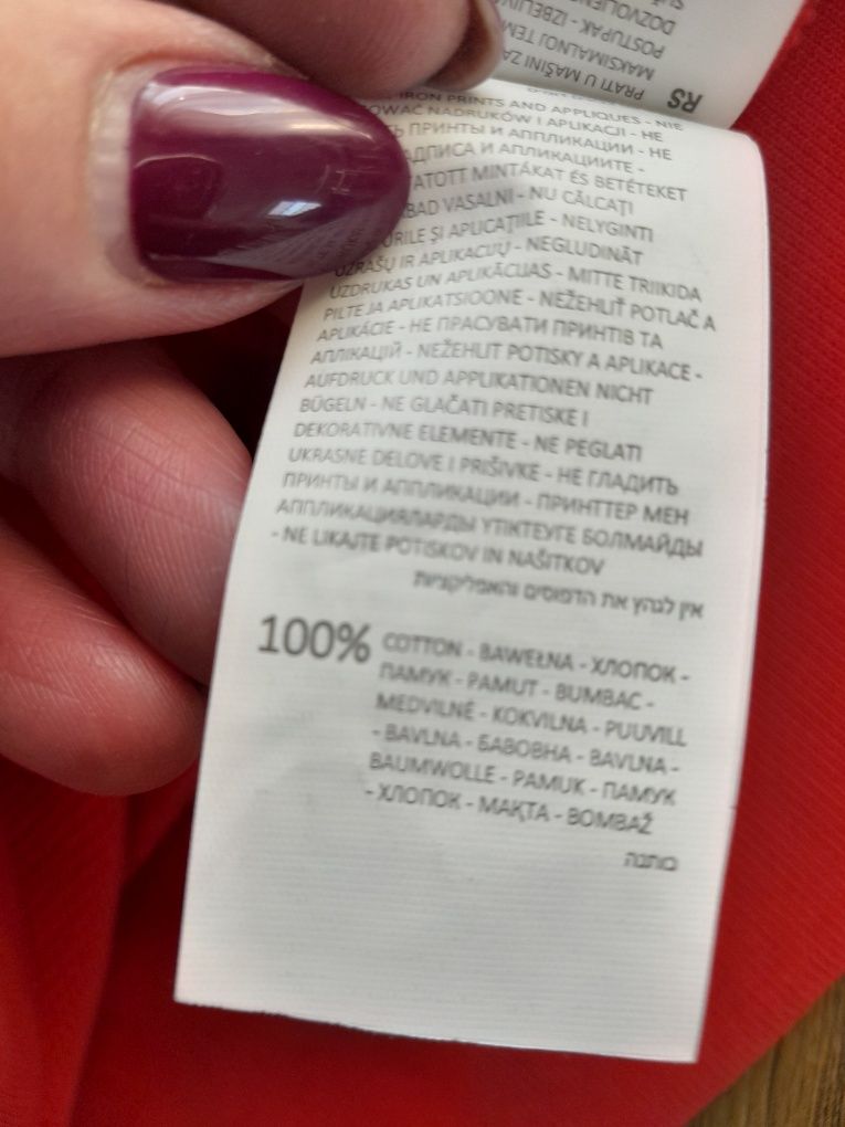 Bluza damska ze stójką i napisem z przodu.