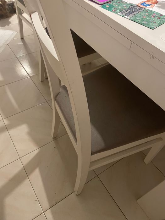 Mesa de jantar extensível branca com marcas de uso e 4 cadeiras
