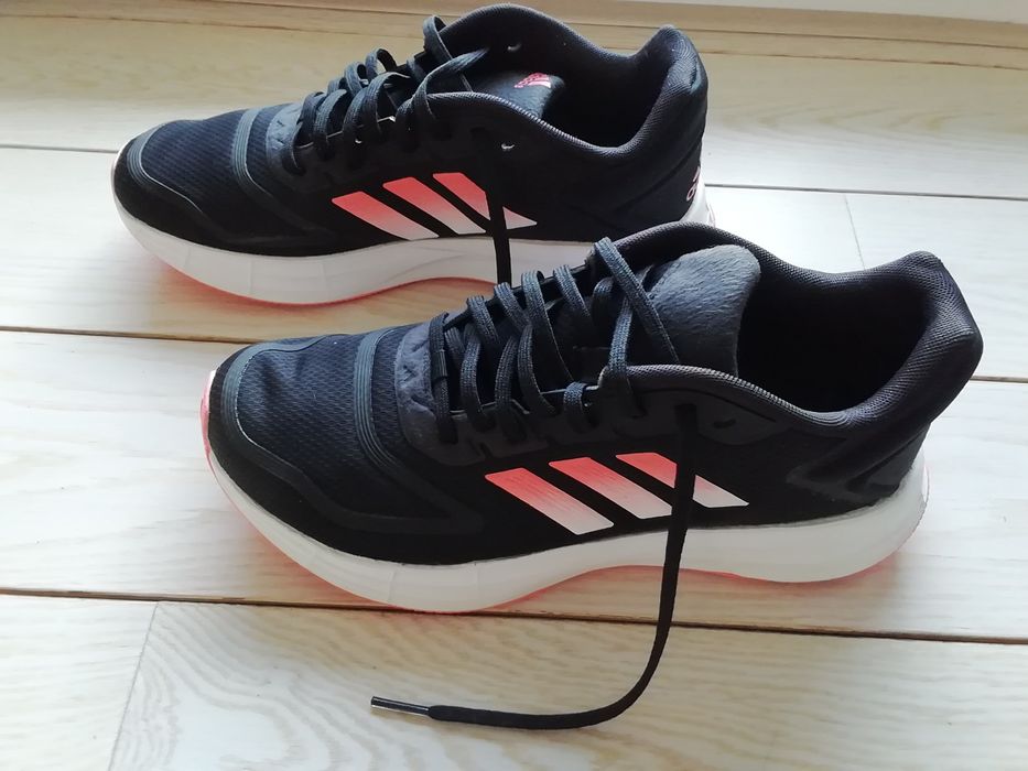 Obuwie sportowe. Damskie. Adidas.