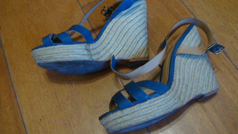 sandalias pretas e azuis