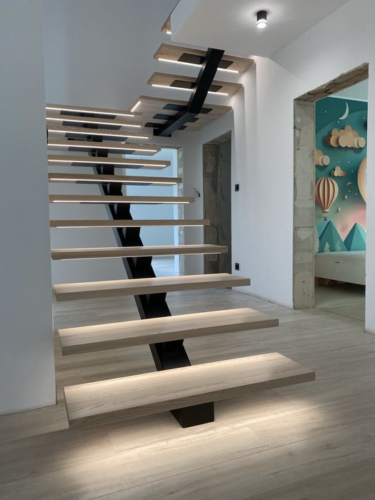 Schody Drewniane Na Konstrukcji Stalowej, metalowa belka centralna