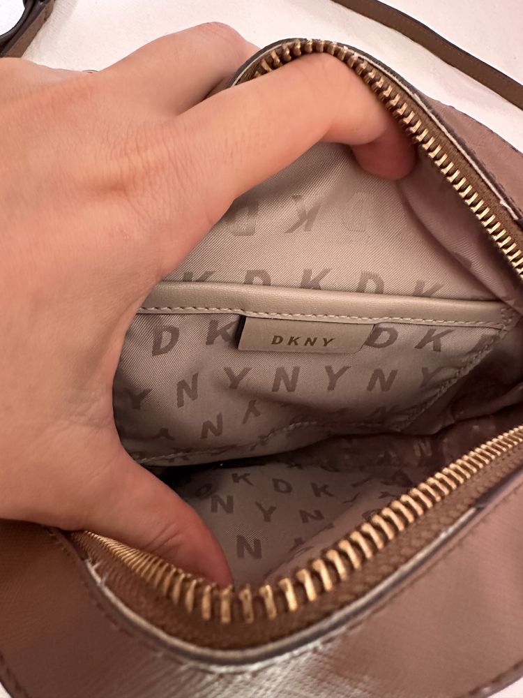 DKNY Mala redonda a tiracolo (usada)