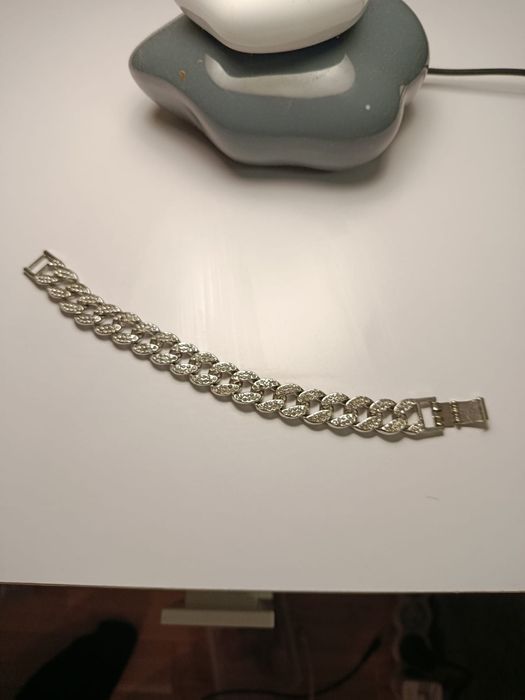 Pulseira com pequenos brilhantes