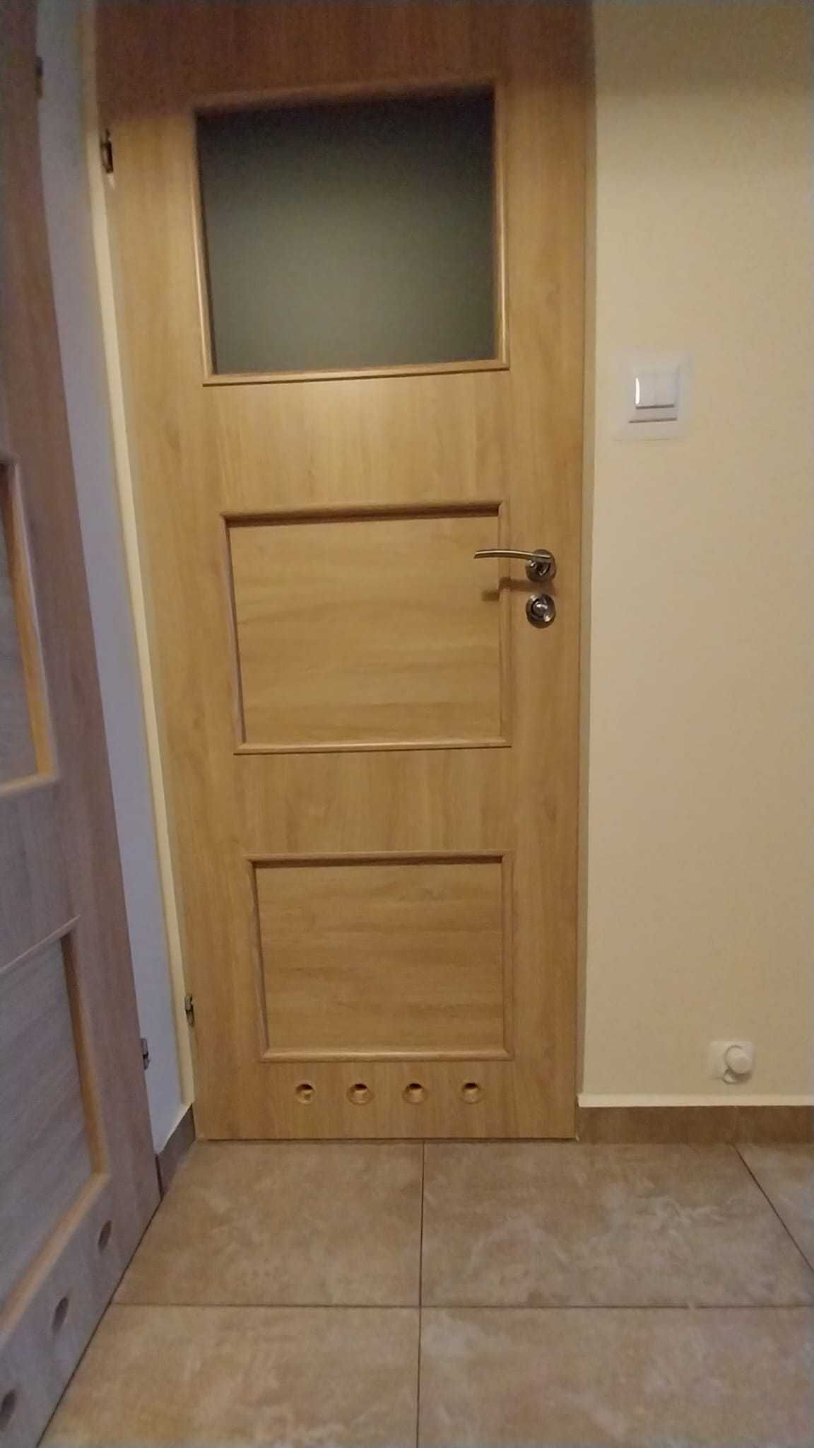 Drzwi brązowe do łazienki i pokoju
