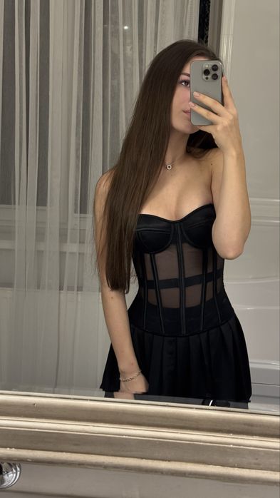 корсет білого та чорного кольору