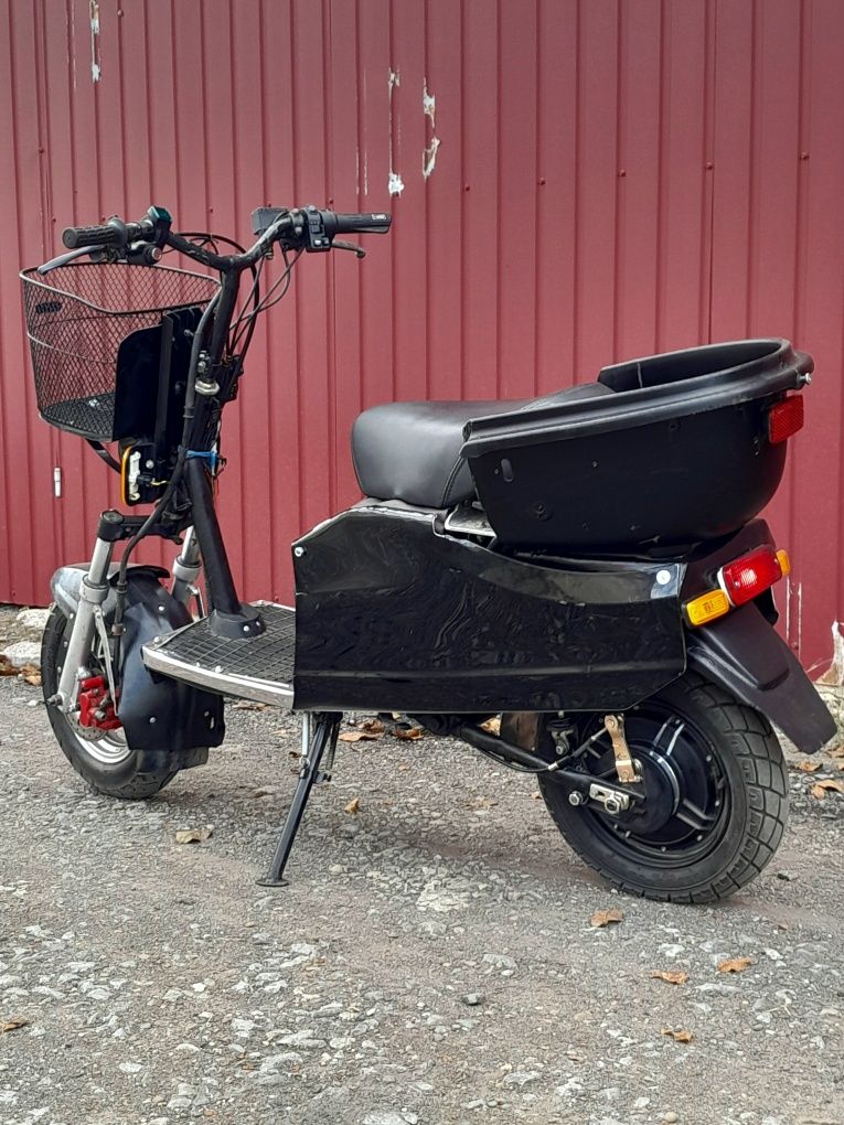 Електричний скутер Літій батарея Li ion на рамі Yamaha QS motor 1,2 kw