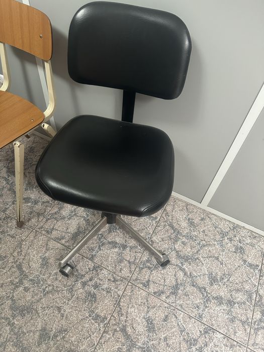 Cadeira preta com rodas