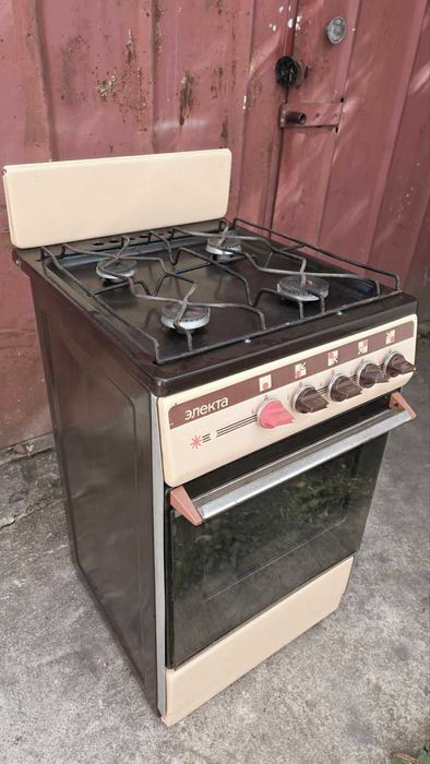 Газовую плиту Elekta, 4 камфорная, рабочая чистая. Б\у.