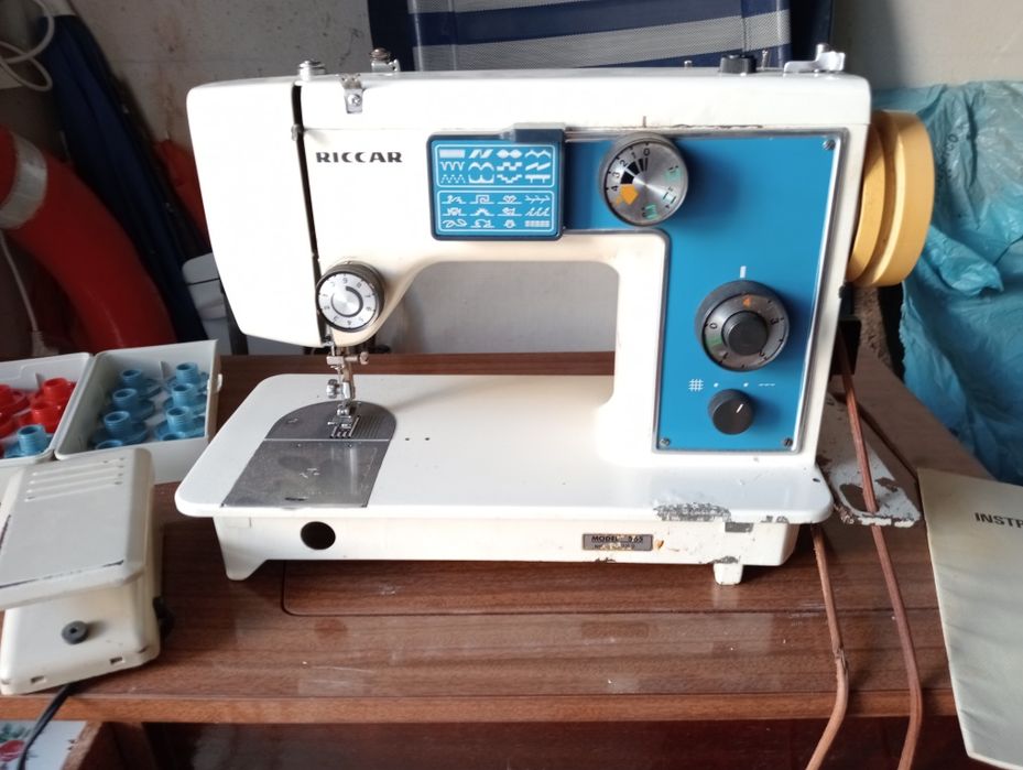 Máquina de costura RICCAR maia movel
