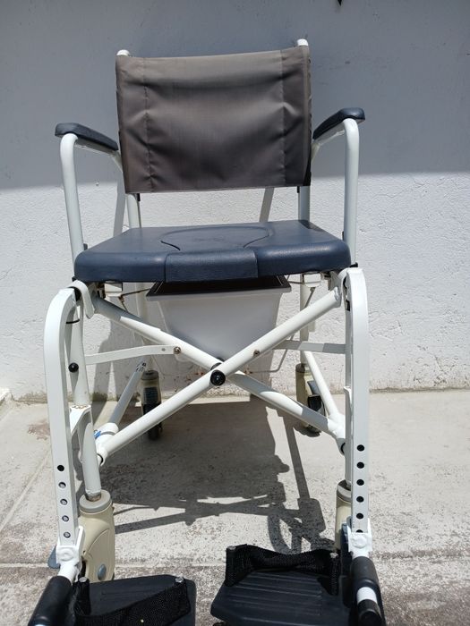 Cadeira de Rodas para Banho e Sanita