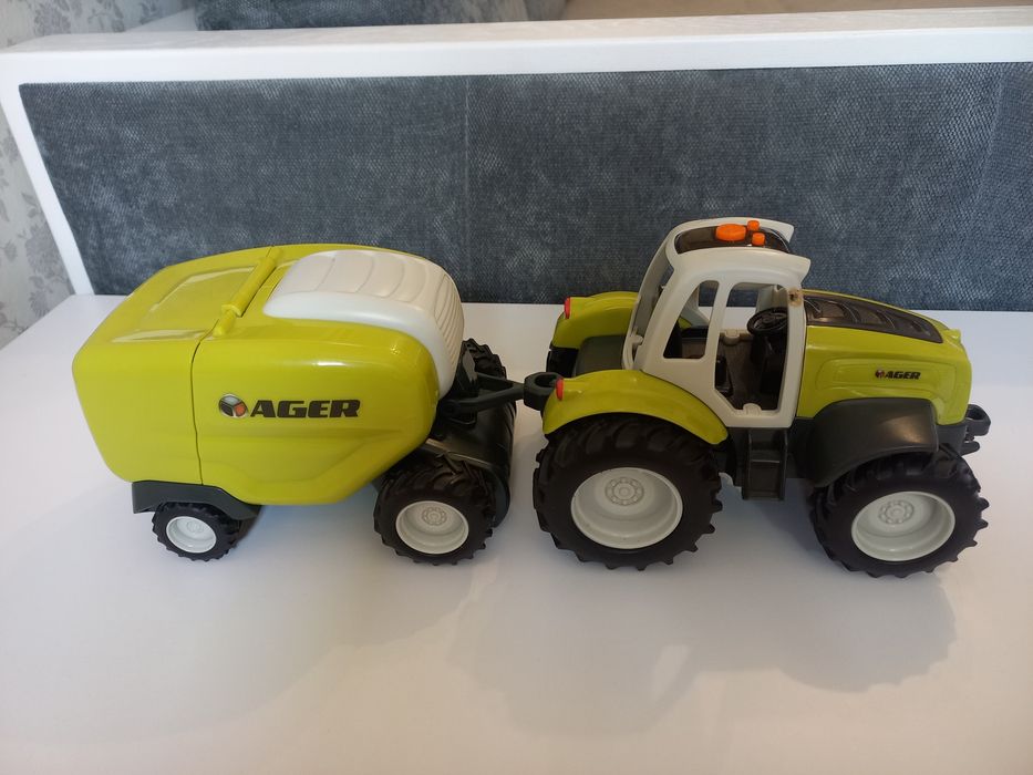 Трактор з причепом