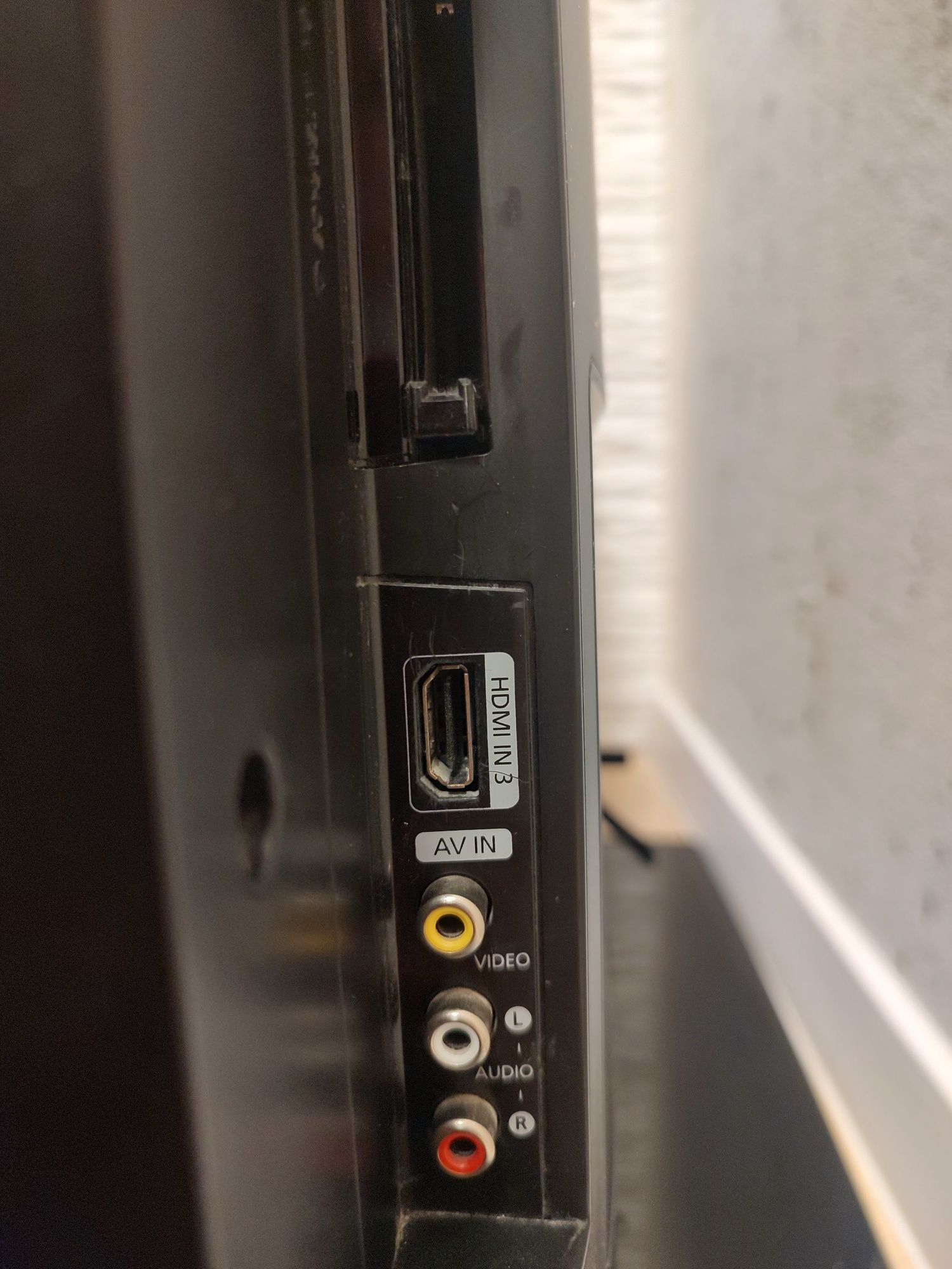 Telewizor 37" Samsung LCD + uchwyt ścienny