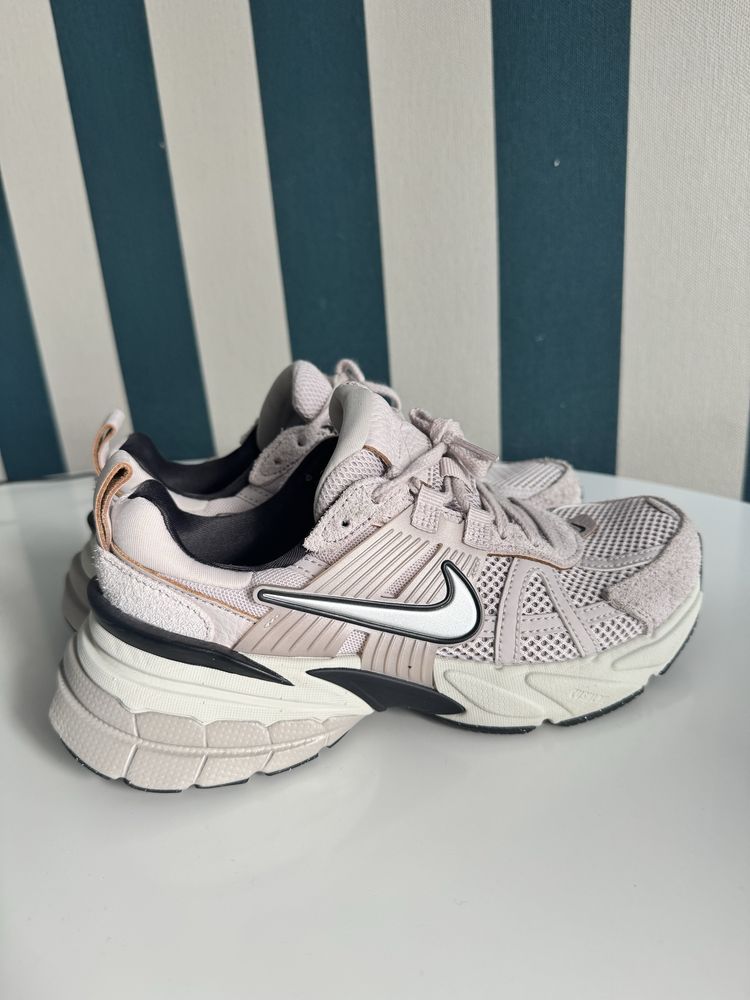 Кросівки Nike V2K run