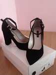 Eleganckie czarne buty na obcasie z naturalnego zamszu, rozmiar 38