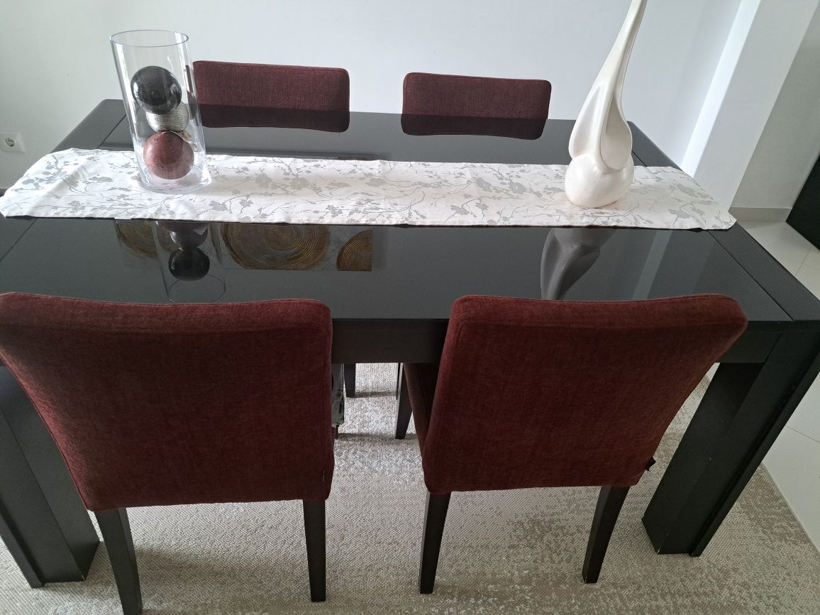 Mesa com 4 cadeiras
