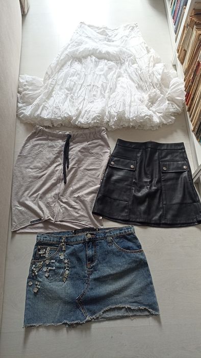 6 spódnic, różnego rodzaju i koloru.