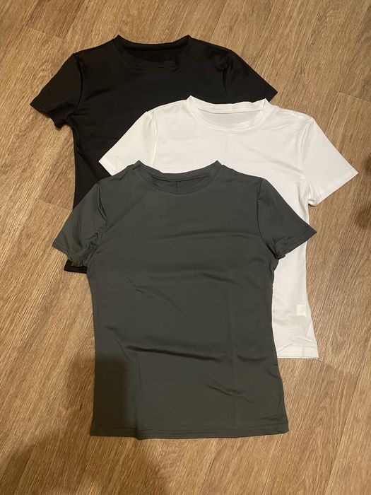 Футболки, обтягуючі боді в стилі Skims