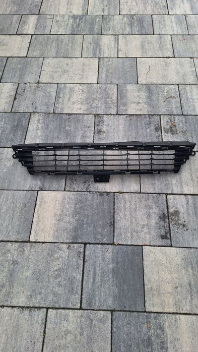 Toyota Auris II lift 15-18 atrapa zderzaka kratka