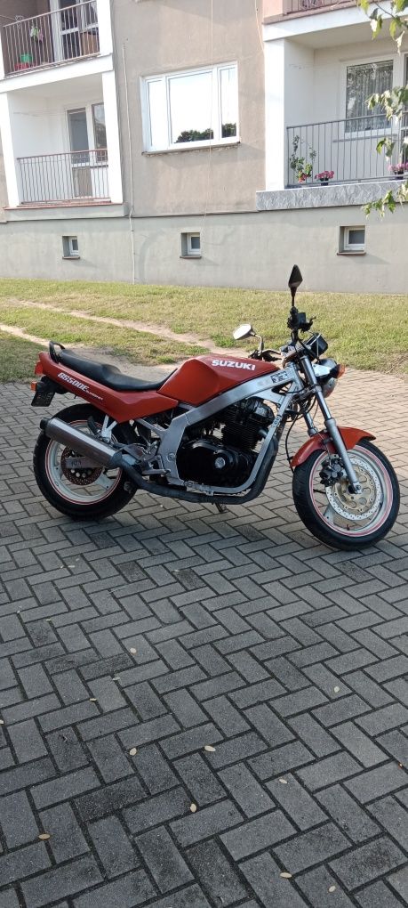 Czerwony motocykl Suzuki GS 500