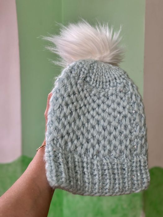 Блакитна шапка зимова з помпоном