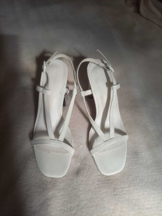 Białe sandały na obcasie