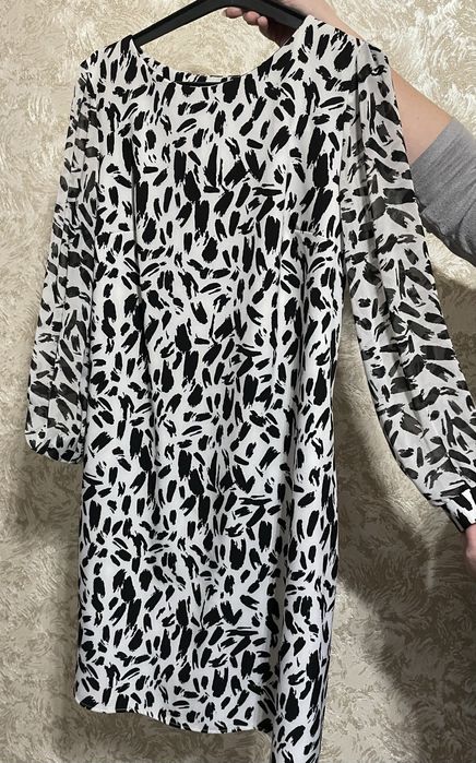 Продам,плаття біле з принтом