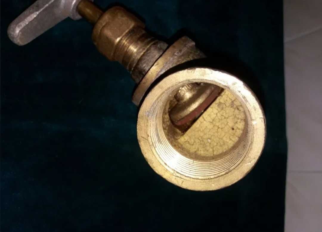 Кран бронзовый на 40 и запорный клапан для бочка