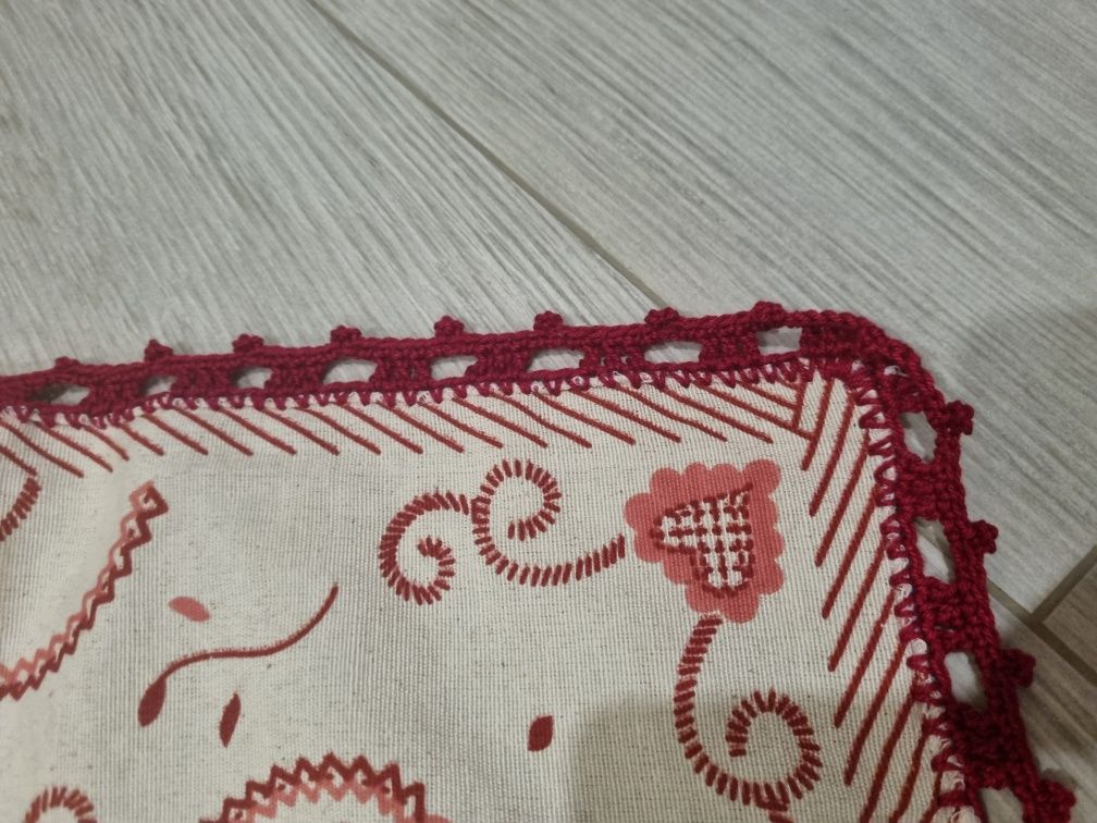 Toalha de mesa bordada a  mão