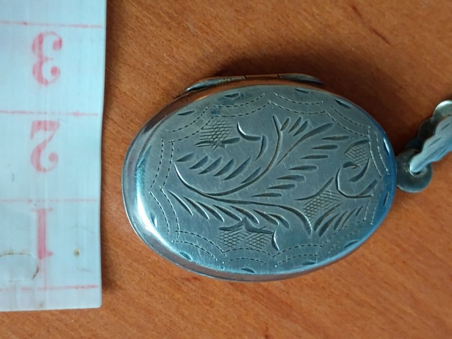 Duży otwierany srebrny sekretnik