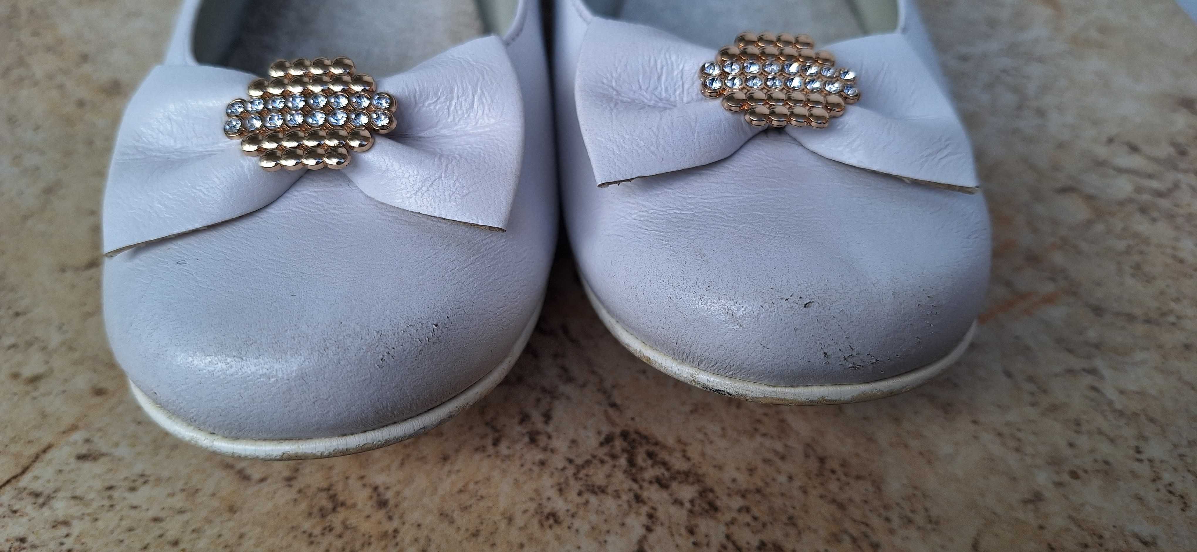 Białe buty komunijne eleganckie balerinki wizytowe dziewczęce rozm. 35