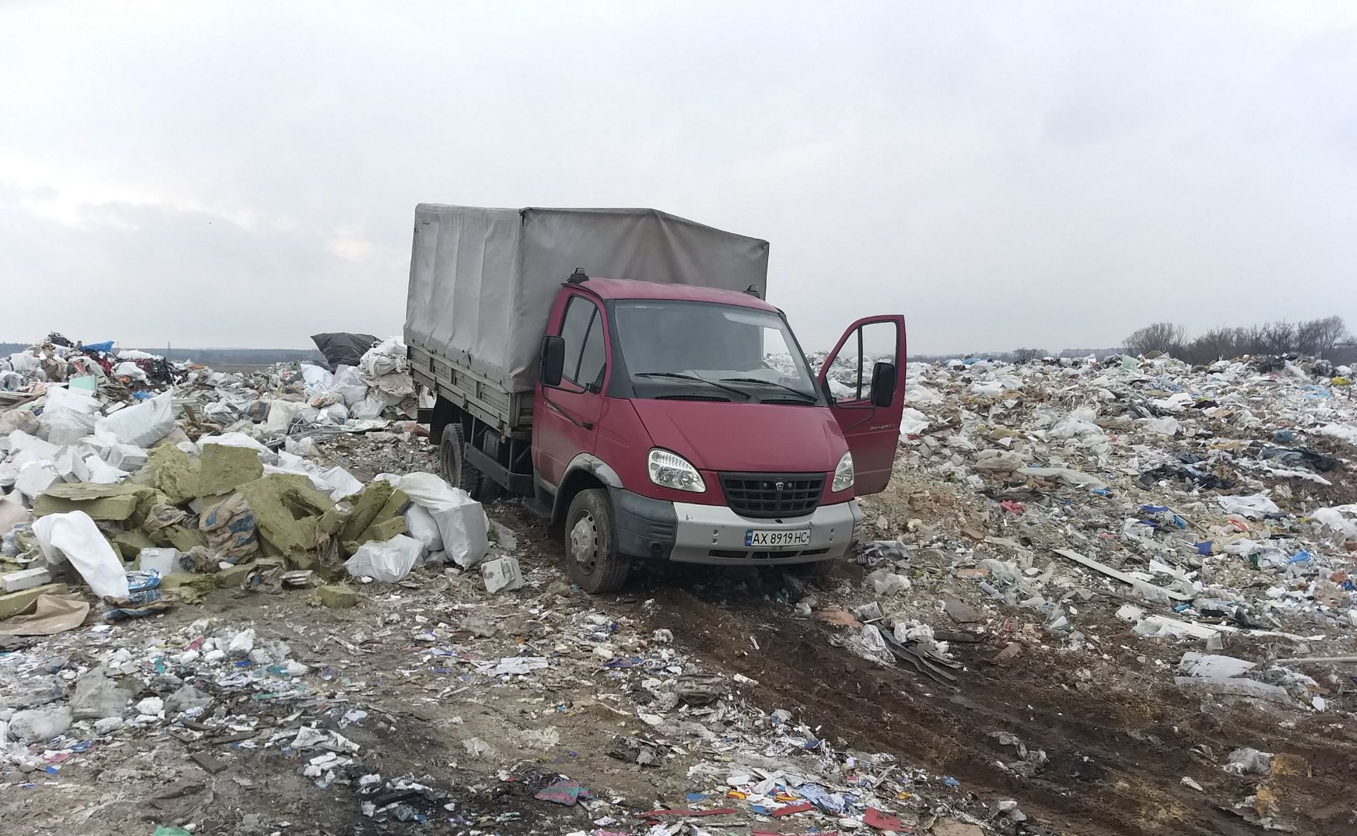 Вывоз строительного мусора и старой мебели самосвалами на свалку