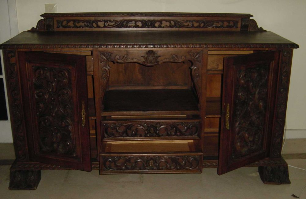 Início Séc XX Lote 2 Aparadores estilo renascença, madeira de castanho