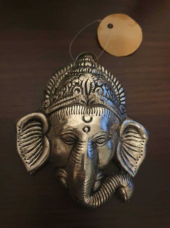 Metalowy srebrny słoń