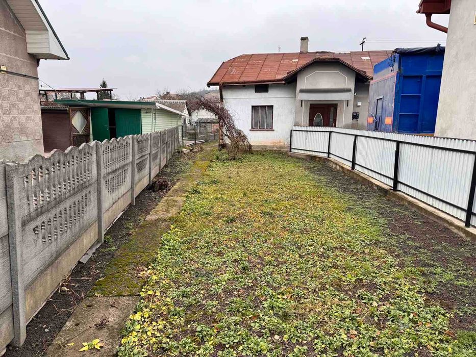 Частина будинку з ділянкою