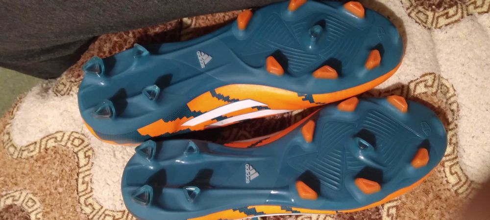 Нові футбольні бутси адідас