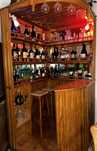 Bar vazio com 2 bancos