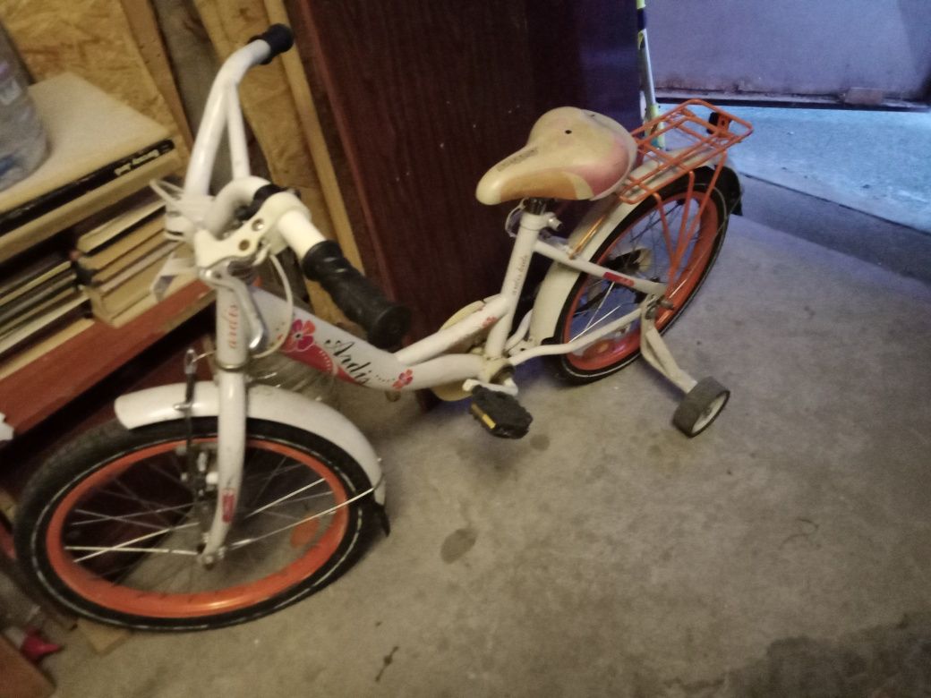 Велосипед и детская педальная машина