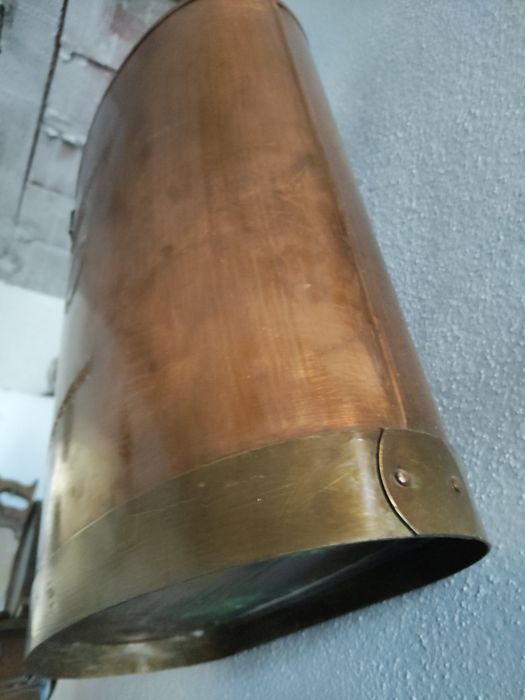 Várias peças em cobre e latão.
