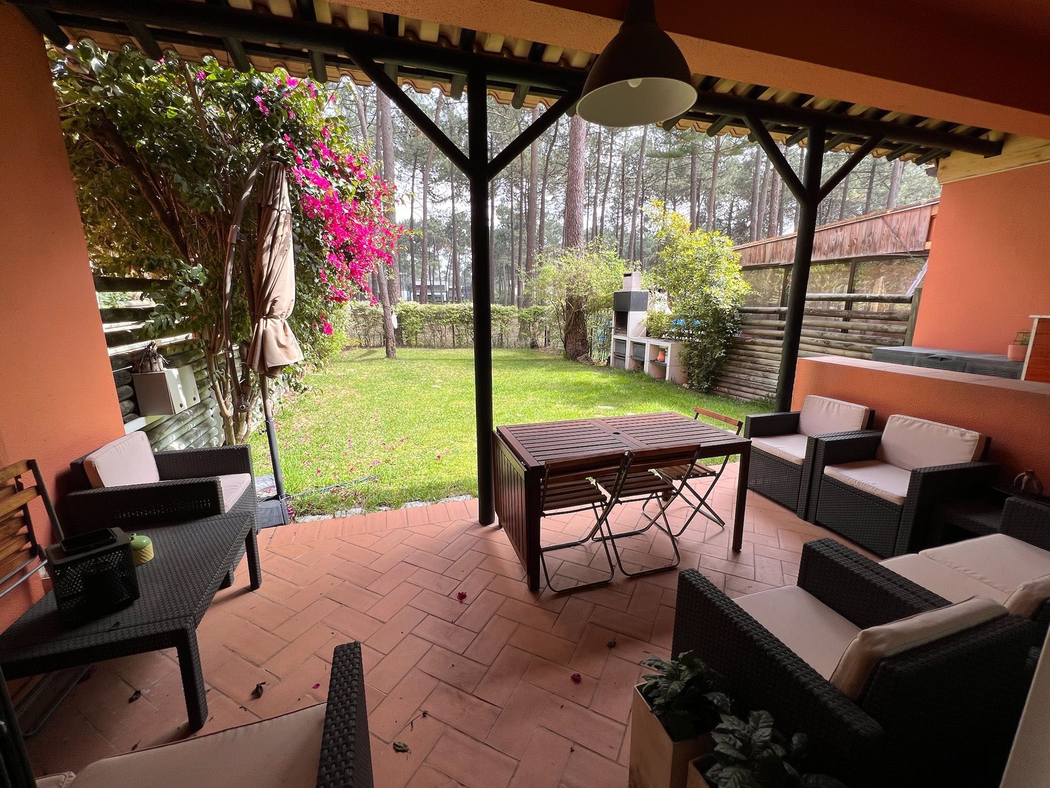 Apartamento T2, com jardins, na Herdade da Aroeira.