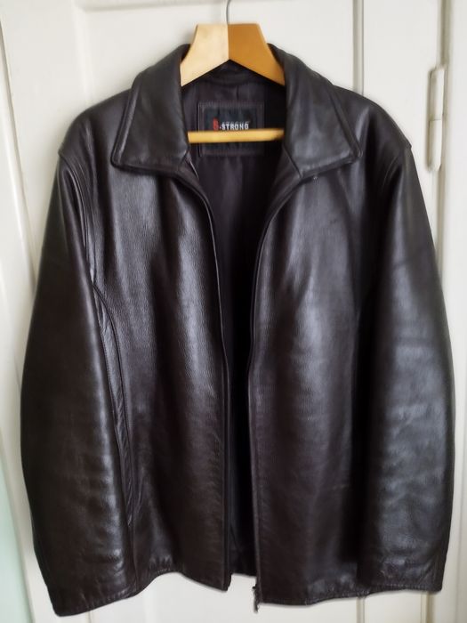 Шкіряна куртка коричнева.