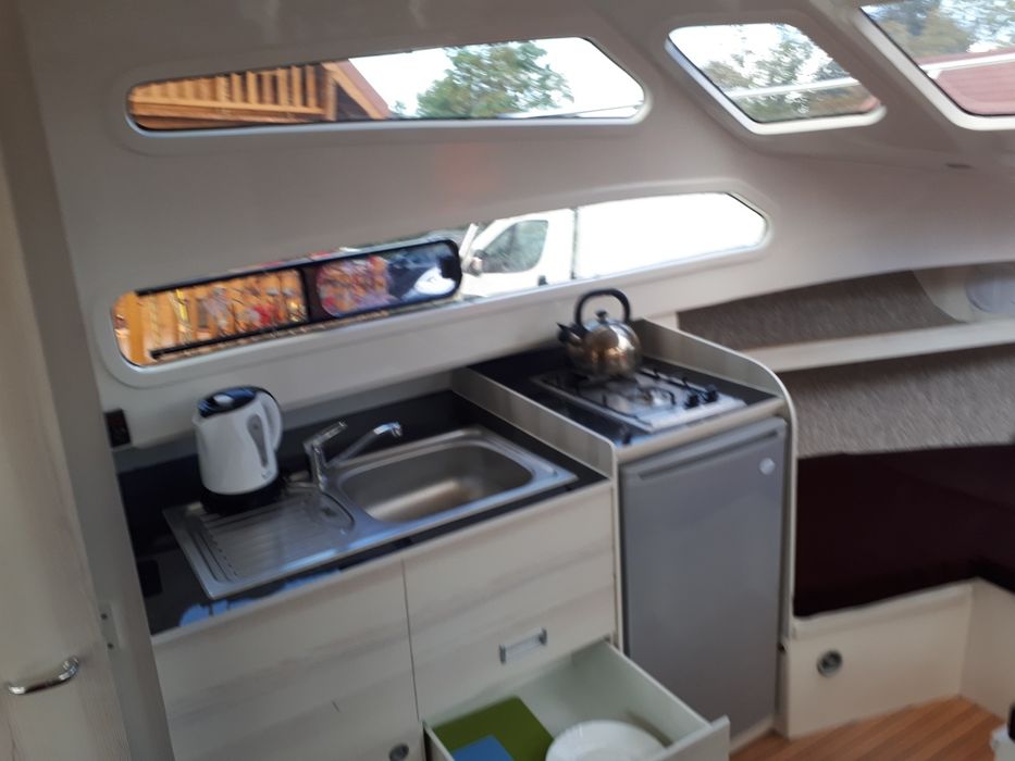 Bez patentu houseboat czarter wynajm łodzi Calipso 23 przeszkolenie gr