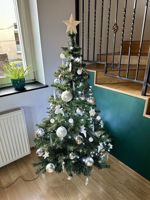 Choinka sztuczna bombki lampki ozdoby