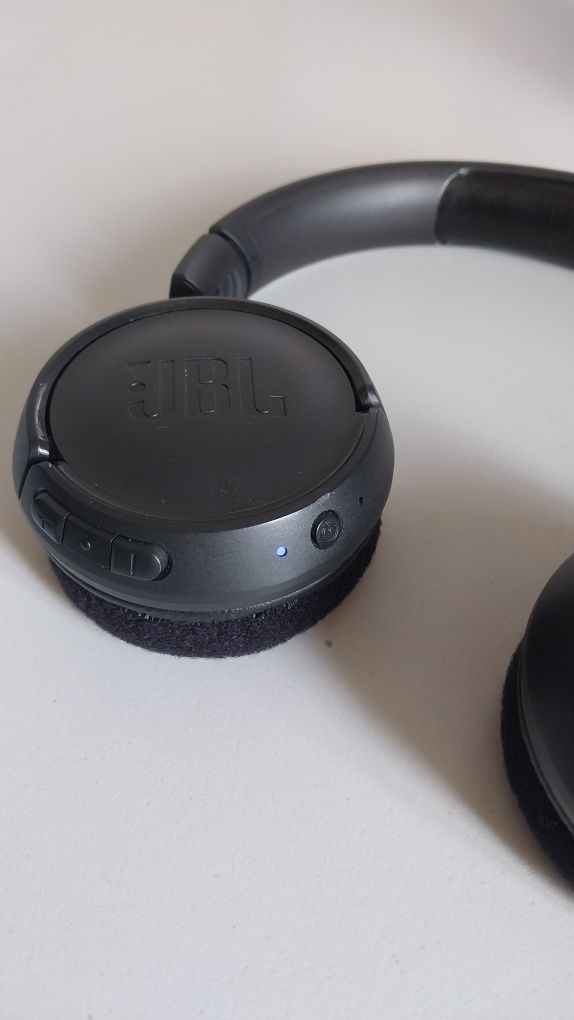 Продам беспроводные наушники JBL