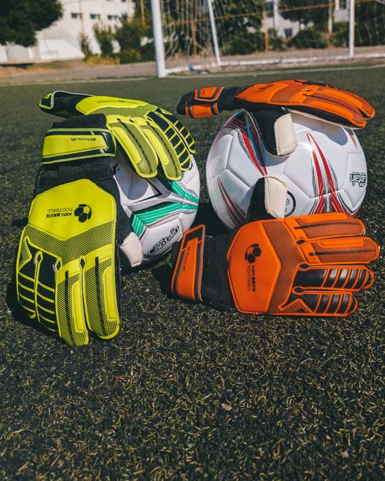 Вратарские перчатки футбольные/футбольні Рукавиці воротаря