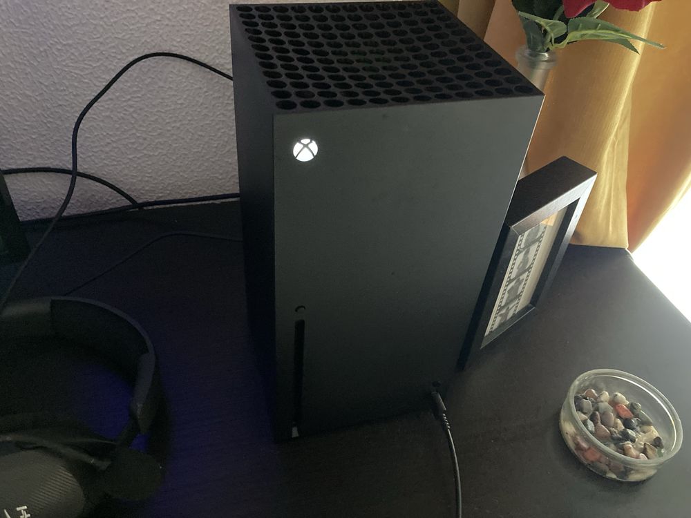 Xbox Series X 1TB + Comando HyperX Clutch Gladiate RGB