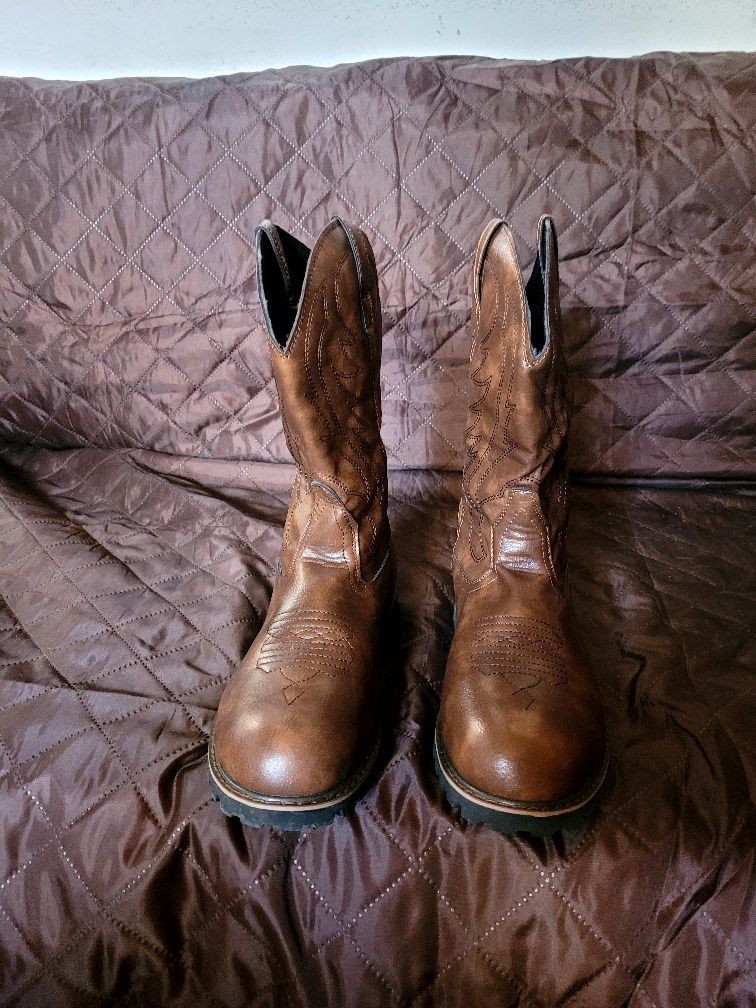 Botas novas em pele tamanho 41.