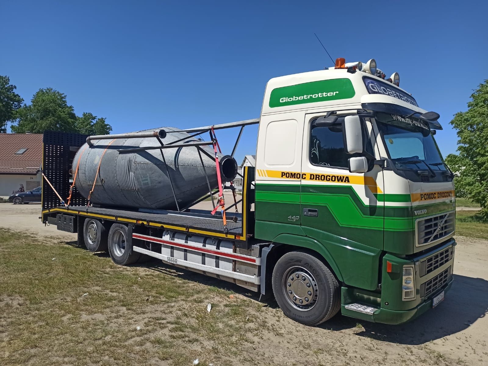 Pomoc drogowa laweta transport pojazdów maszyn rolniczych budowlanych